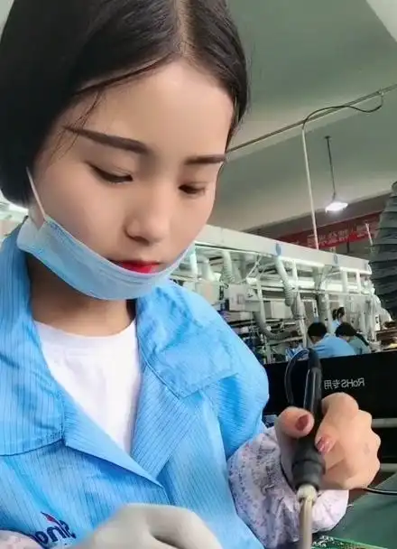 山东菏泽 电子厂打工的小女孩