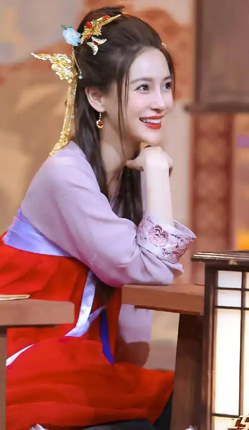 baby古装造型曝光,抹身材裙戴金簪发饰,莞尔一笑倾国倾城_杨颖_仙女