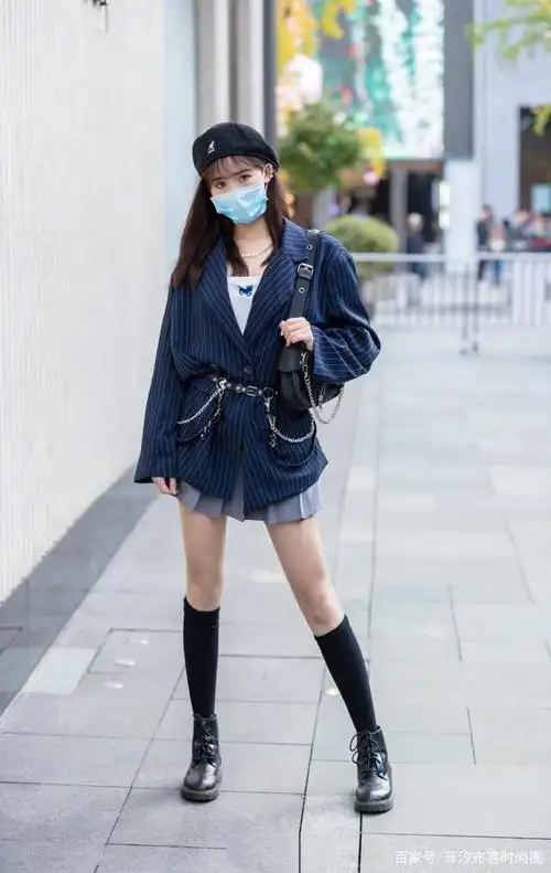 在完美的穿搭中,袜子也很重要,中筒袜将质感提个档次