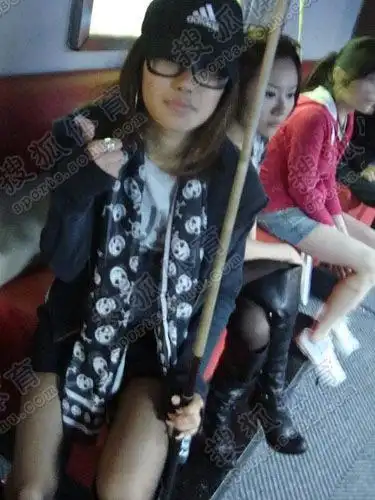 组图:周萌萌最新靓照 黑丝袜牛仔装性感大变身