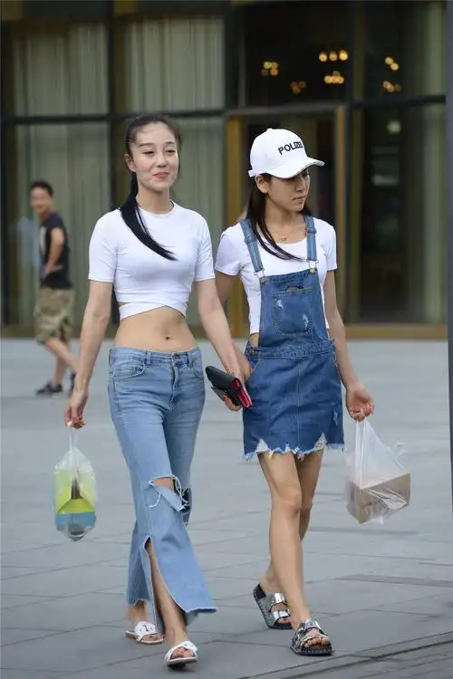 和闺蜜逛街,牛仔裤和牛仔裙,你会怎么挑选?