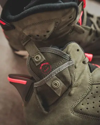 可能突袭!travis scott x aj6 发售临近,上脚来了!