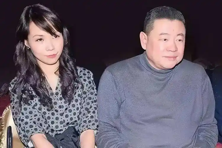 节目采访中张晋被主持人一句话问的有些生气他说蔡少芬和刘銮雄在一起