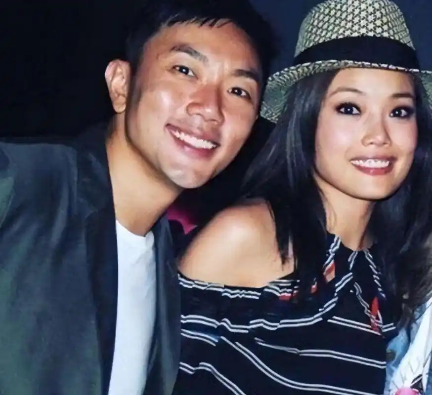 容祖儿前男友湖北街头摆摊,被嘲穷酸落魄似乞丐,十元一首无人问