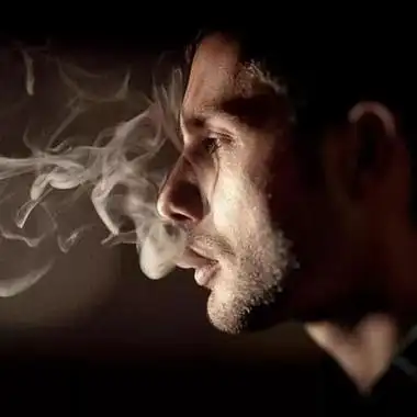 成熟沧桑大叔男人抽烟头像 黑白