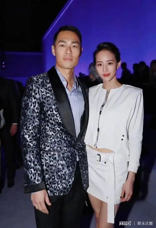 素颜的张钧甯一身黑色装扮拉风至极网友赶快把彭于晏收了吧