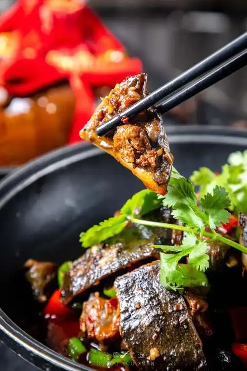 黄焖甲鱼需要焖上30分钟,焖后汤汁会非常细腻浓稠.