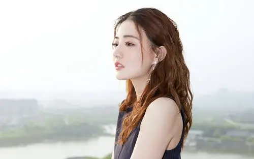 徐璐竖纹斜肩西装裙甜美气质