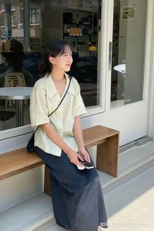 衬衫搭配优雅的半身裙,百褶裙的风格更文艺休闲,宽松的衬衫搭配松弛