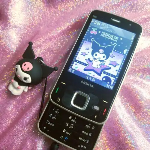 壁纸挂件感觉甜甜酷酷的,当年肯定不会有女孩子觉得这种黑色手机可爱