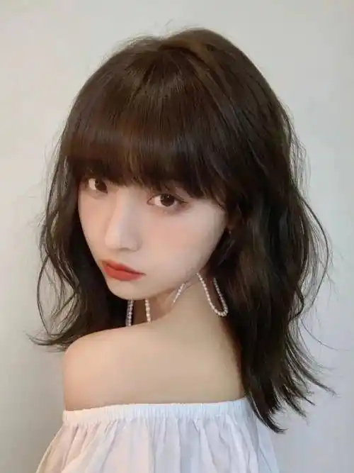 法式刘海也是整个造型的灵魂为造型注入活泼灵动的气息结合发尾层次感