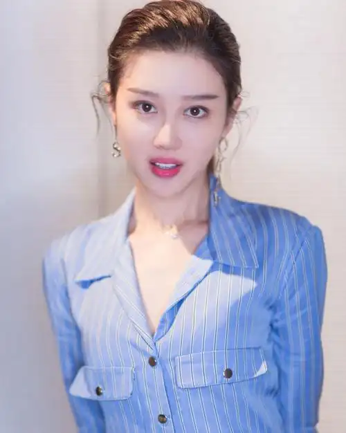 演员于子洋昔日出席活动,轻熟女装扮撩人,一双大长腿逆天!