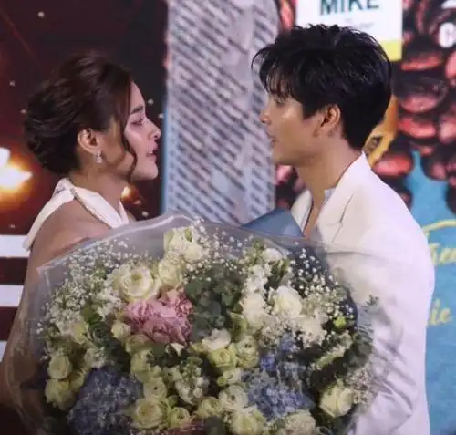 mike和女友高调公开恋情,情侣鞋亮了!网友直呼:心疼mookda