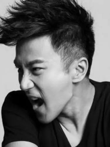 飞机头就是其中一款,自然黑色的飞机头,侧边铲青的设计,时尚个性好显