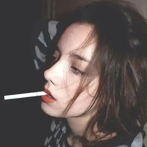 求抽烟美女头像
