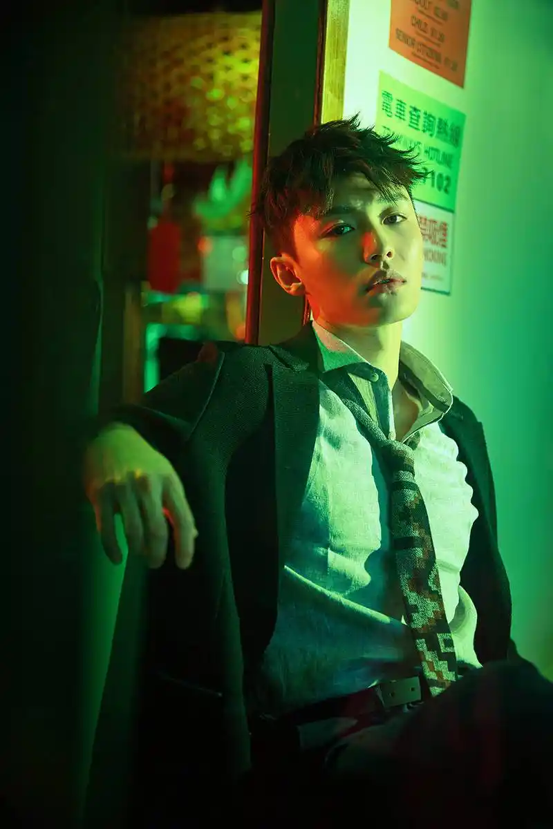 代旭杂志大片西装革履超a侧颜俘获人心