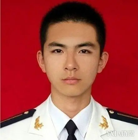 这位军人是特别有阳刚气质的,头发是一款短发发型,头顶上的头发有点小