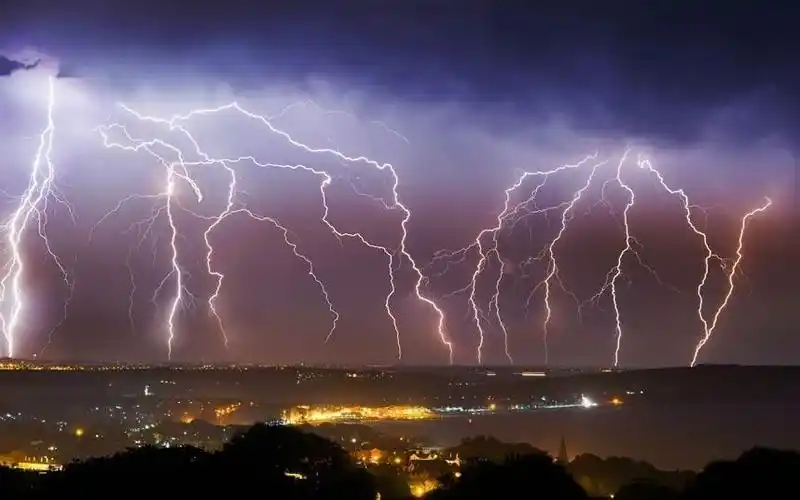 雷电秀在英伦天空震撼上演美妙绝伦令人惊叹