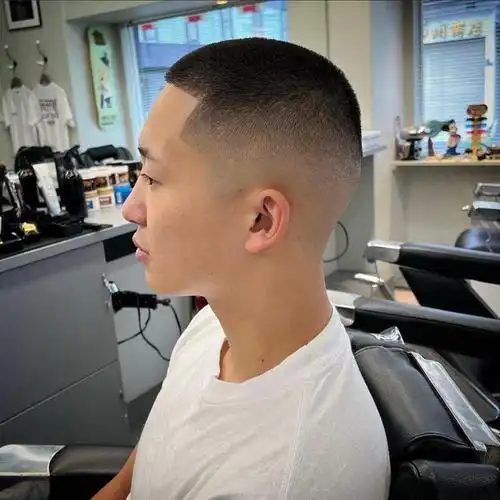 说是日常生活中最常见的一种男士发型了,简单省事好打理,越剪越精神