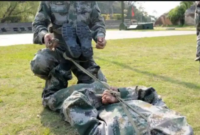 别扯了!比警察手铐粗暴多了!