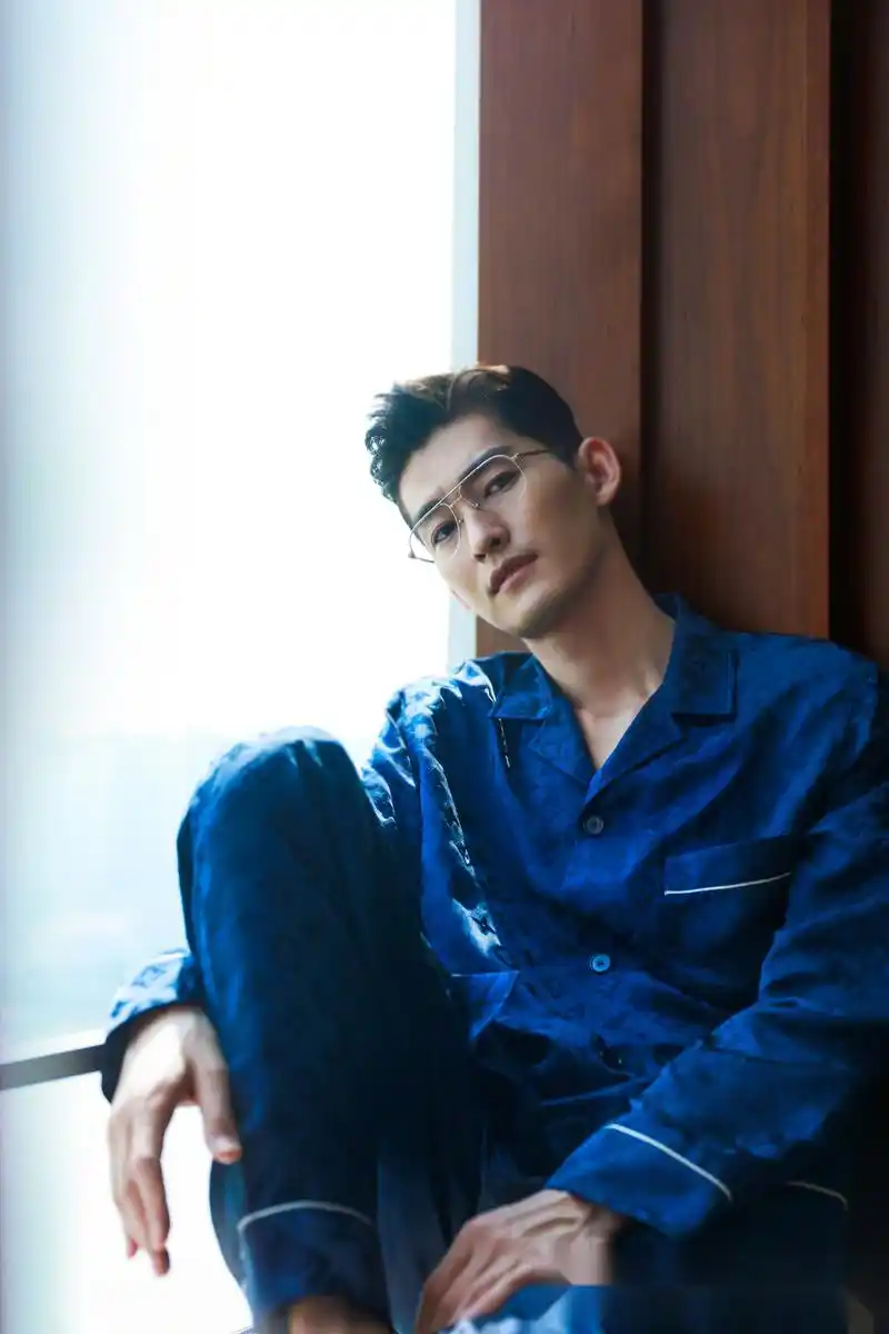 张翰的一组睡衣look首度曝光,轻松中不乏精致生活的态度,随性中尽显撩