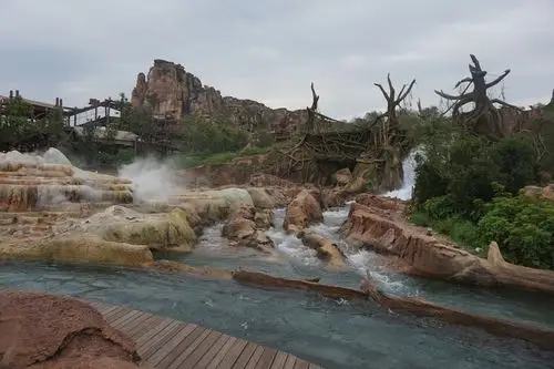 雷鸣山漂流是上海迪士尼乐园中几大热门项目之一,排队的人也是比较多