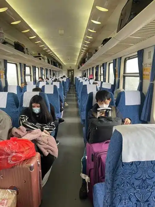 有人拿了一堆空桶……杭州开往成都东的"绿皮车"上,装满回家故事(一)