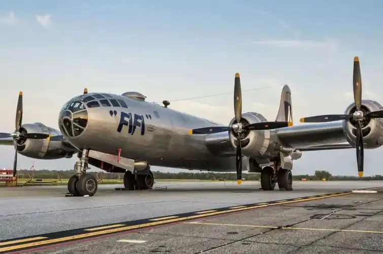 历史上的今天1949年7月27日世界第一架喷气式客机首次飞行
