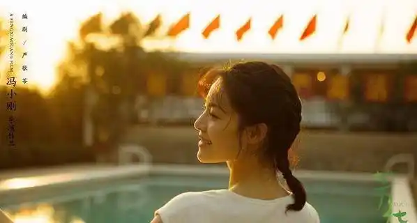 近期由钟楚曦与谭松韵主演的电影《八月未央》正在热映中,她在这部