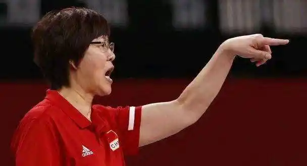 铁榔头郎平多次回归执教中国女排是真爱国还是迫于压力