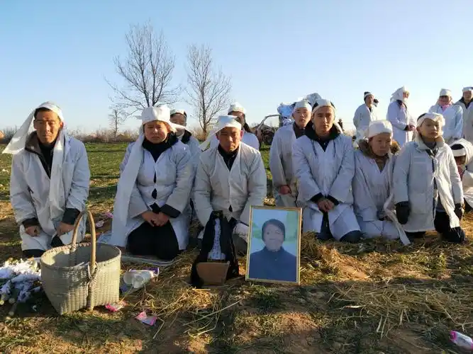 老人去世了儿孙独悲伤,但愿老人在天堂更幸福