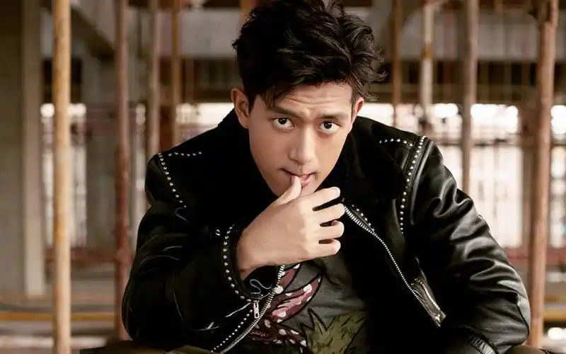 李现帅气逼人街拍图片桌面壁纸