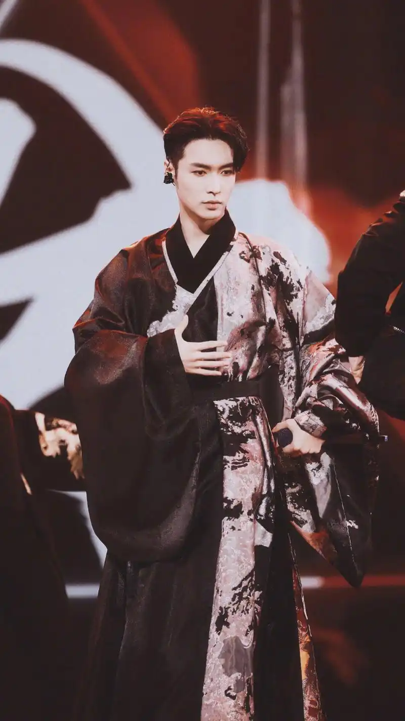何为王者之风?看看张艺兴就知道了,一身玄色汉服霸气十足!