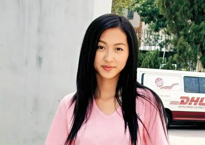 现年42岁的香港知名女星,模特王秀琳mango,已经淡出荧幕超过十年的