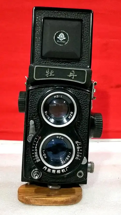 中国丹东照相机厂70年代产的全金属机械(牡丹120双反相机)有自拍器b门