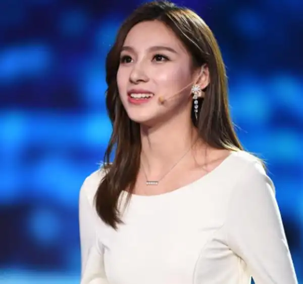 她是央视体育频道的主持人,网友:颜值一点都不比董卿差!