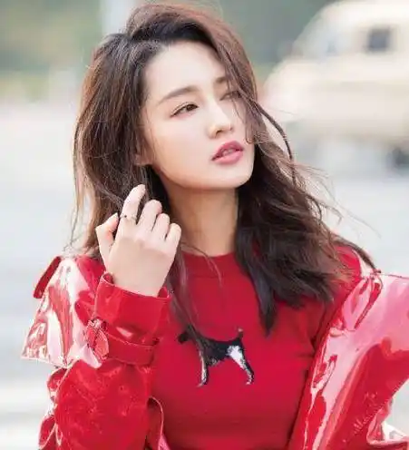 李沁的"盘腿坐"究竟有多美?当拍到她全身照,男粉舍不得眨眼!