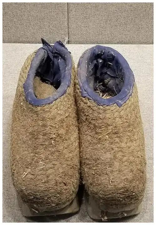 贫困户冬天穿的茅窝子.冬天的"护脚宝"!应是"淘草筐".