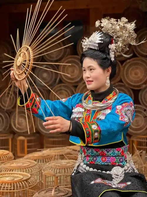 织绣更是苗族人擅长并传承千年的技艺.安顺地戏戏班表演.