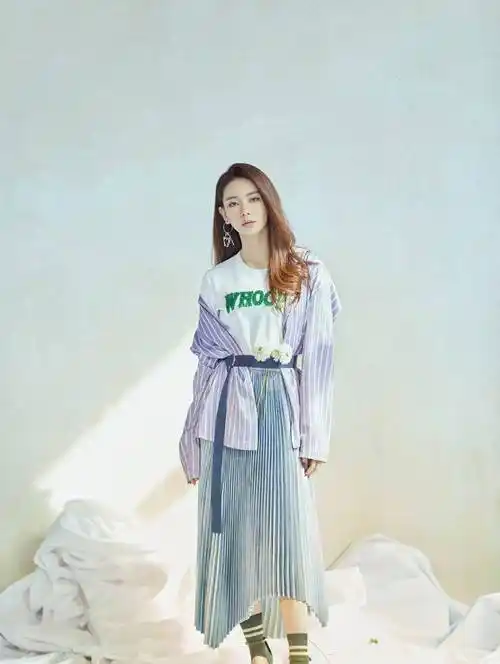 戚薇挑战复古摩登搭配,满屏都是冷艳气息,时尚又前卫_黑色_感觉