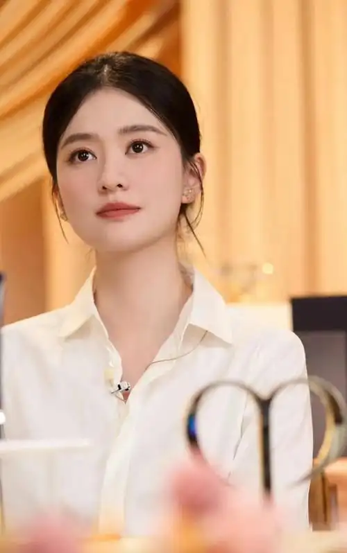 高清明星图集更新,乔欣白色衬衫连衣裙穿搭美照来啦