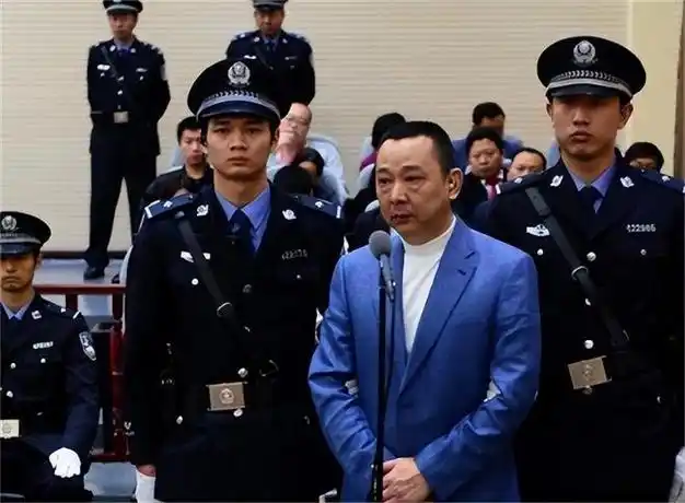 2015年身家400亿的刘汉被判死刑后在押赴刑场时神情恍惚