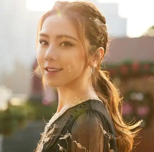 华语最受欢迎女歌手小巨肺邓紫棋夺冠张韶涵输给李宇春