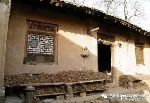 80年代中期以后出现了砖瓦房,成为主流.