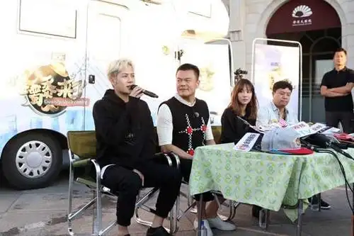 王嘉尔王霏霏人气爆棚 "小精灵"才艺惊人