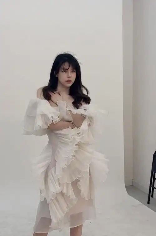 36d沫子惊艳回归白色紧身裙尽显婀娜身材疑似确定新平台