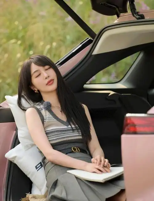 黄晓明前女友李菲儿惹争议机场撩衣服疑似走光内裤连在衣服上