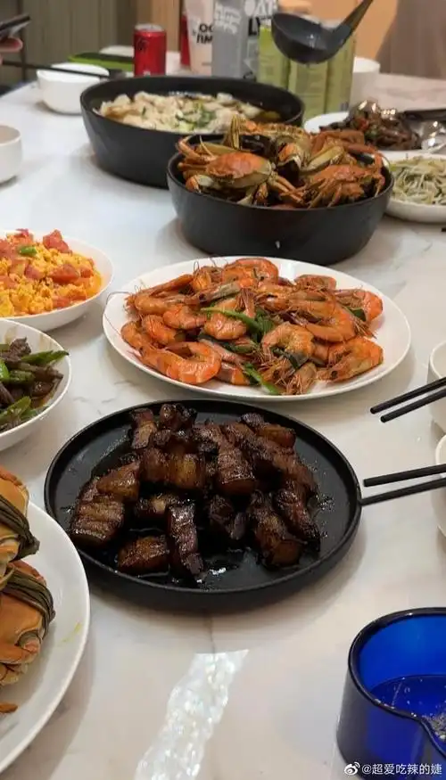 比如慎婕就经常晒出自己和闺蜜们一起做饭的画面,甚至还会分享自己下