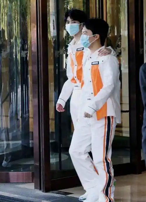 《跑男》再发官宣照:郭麒麟与蔡徐坤站一起,腿长一比好尴尬!