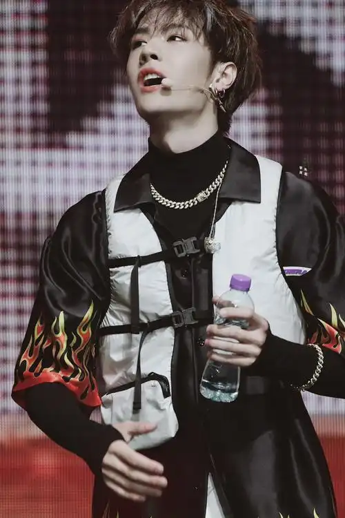 乐华十周年演唱会 @uniq-王一博 cr:logo